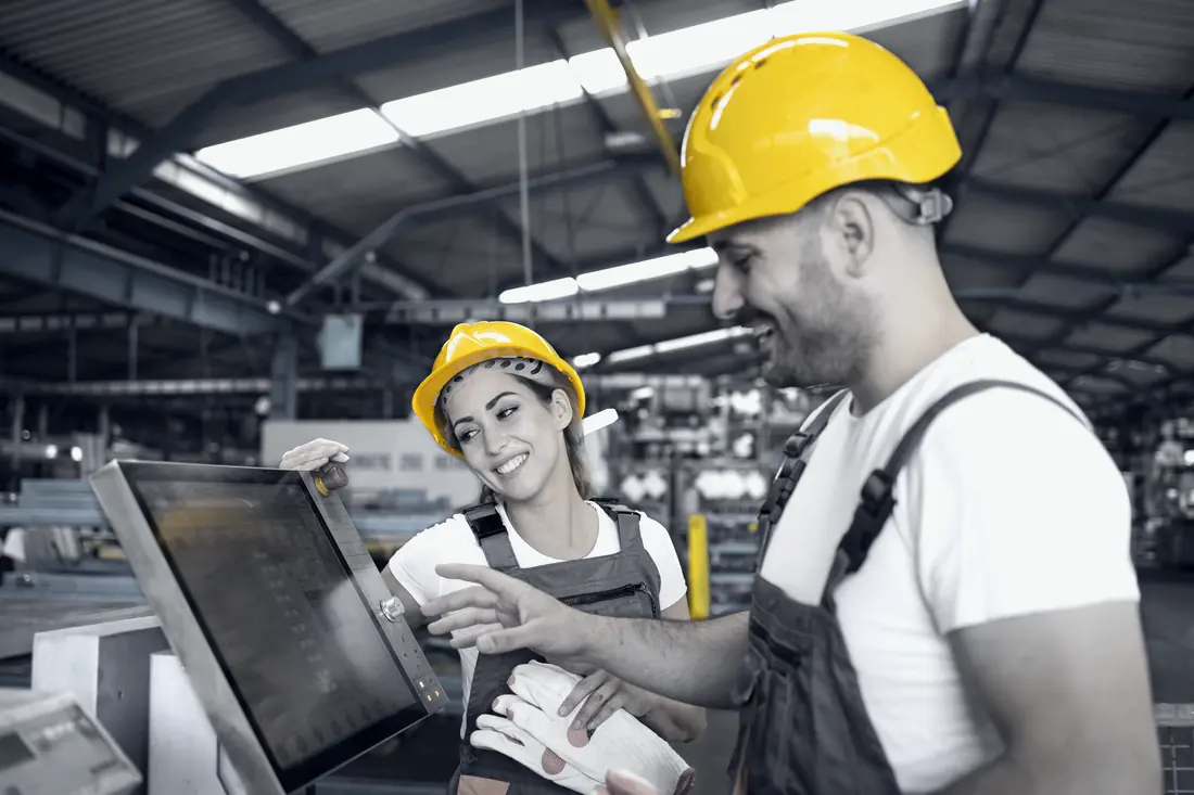 Operador explicando el uso de una máquina industrial en pantalla táctil